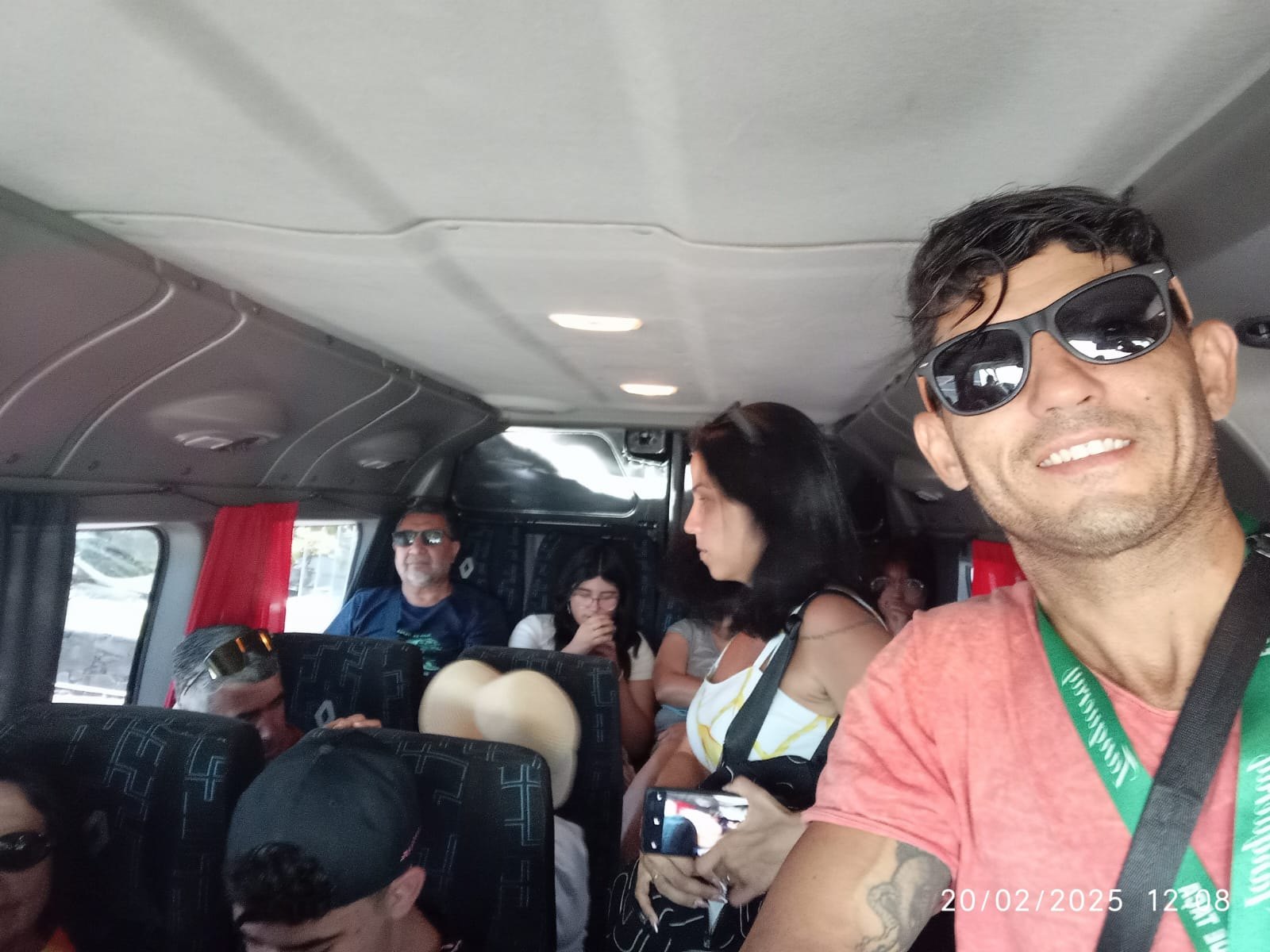 Turistas em transporte